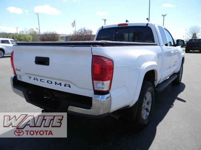 Used 2017 Toyota Tacoma SR5 AWD/4WD image 2