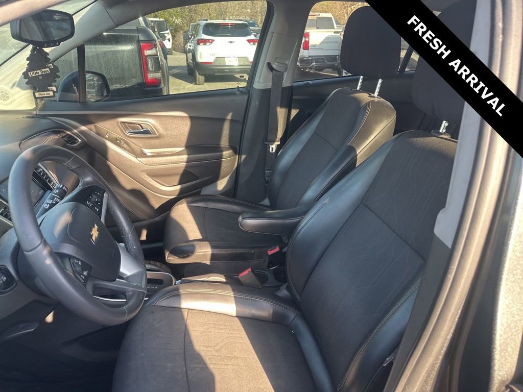 Used 2020 Chevrolet Trax LT w/ LT Convenience Package image 9