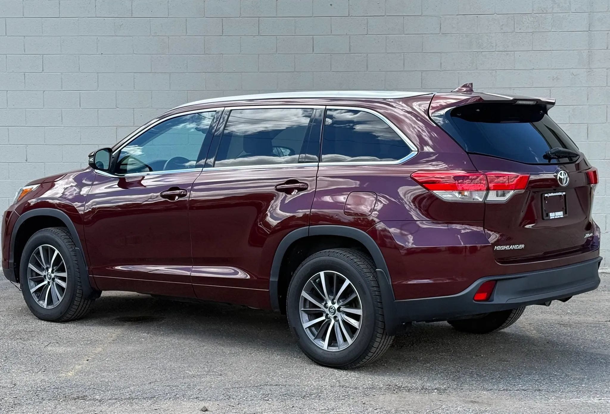 Used 2017 Toyota Highlander XLE w/ Carpet Mat Package AWD/4WD image 4