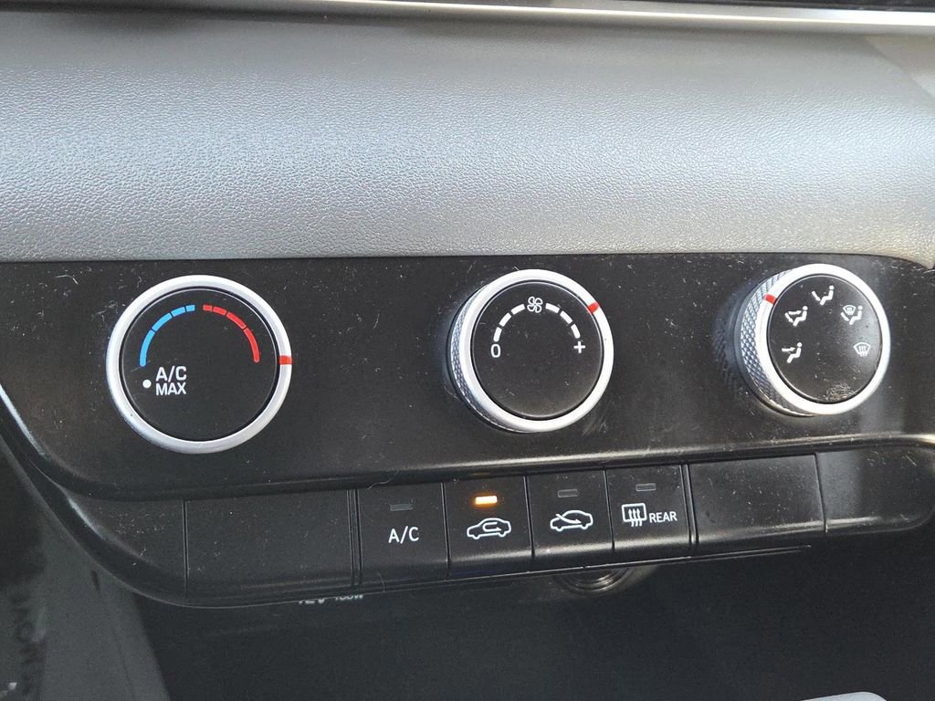 Used 2021 Hyundai Elantra SE image 24