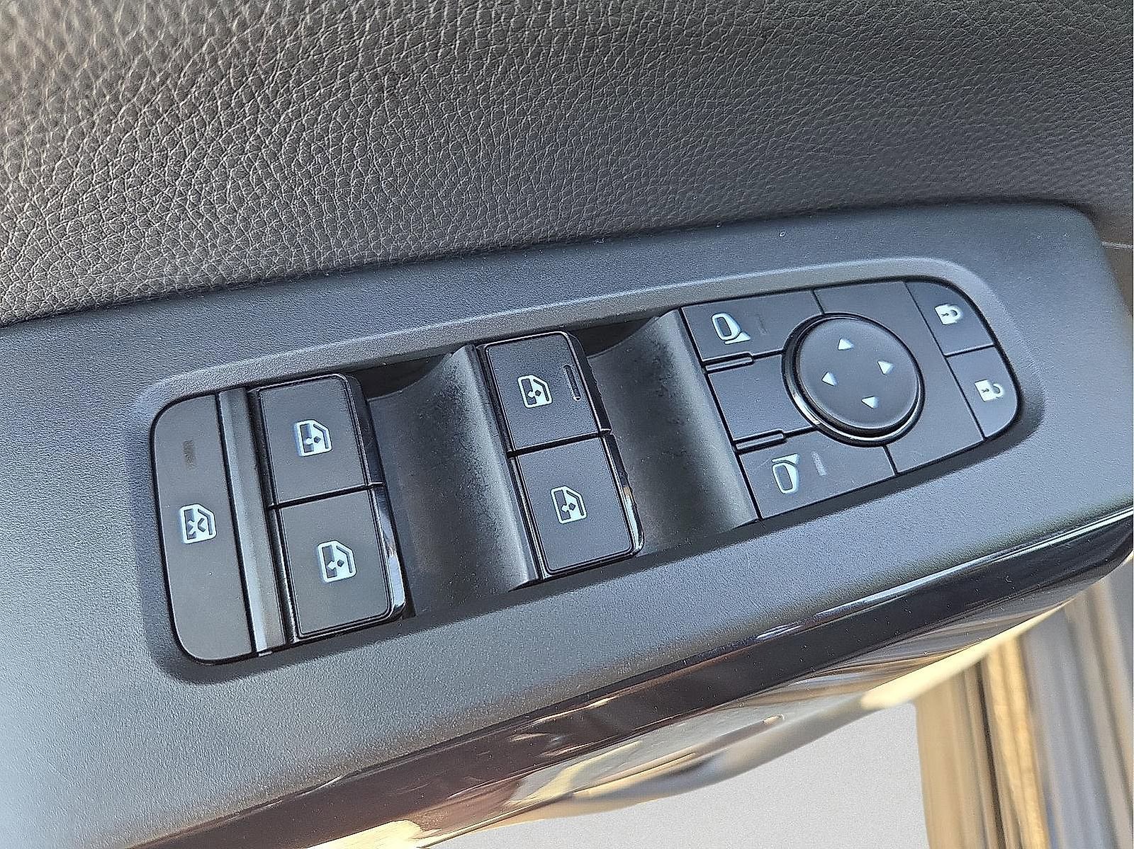 Used 2025 Nissan Pathfinder SV image 14