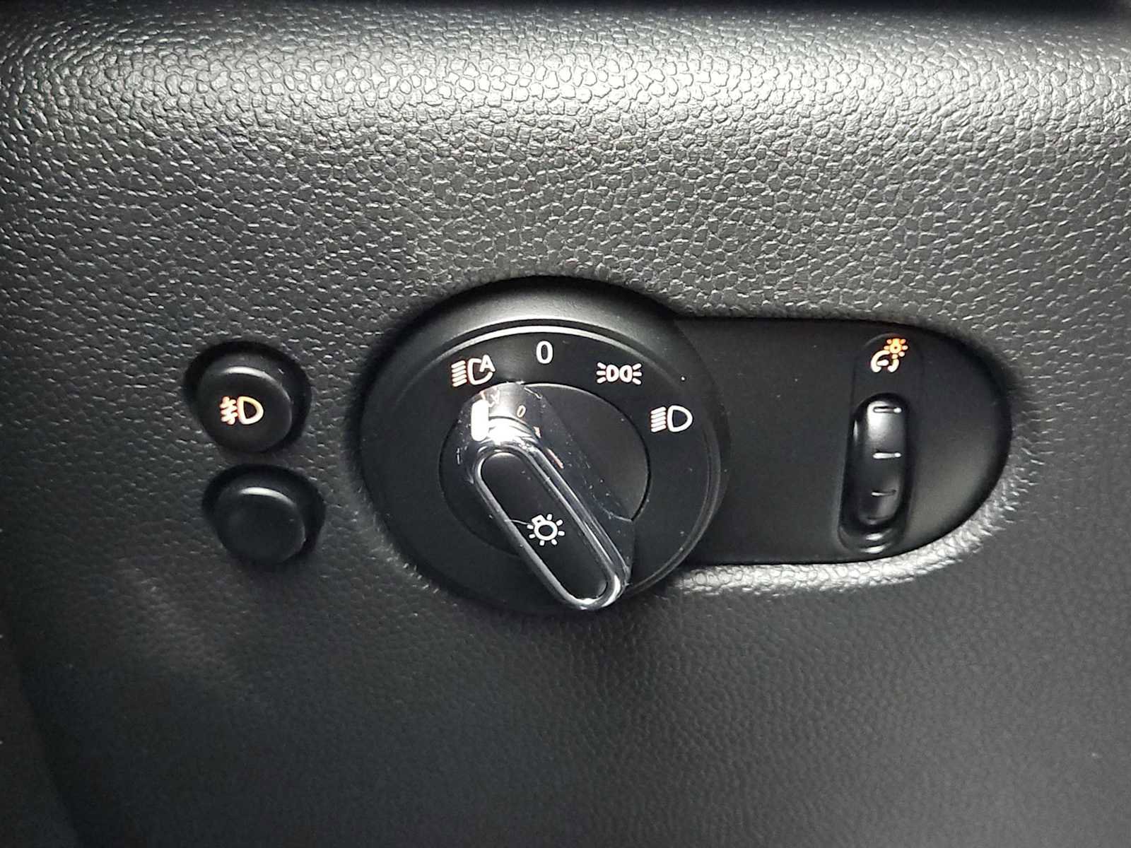 Used 2021 MINI Cooper 2-Door Hardtop w/ 6.5" Touchscreen Package image 19