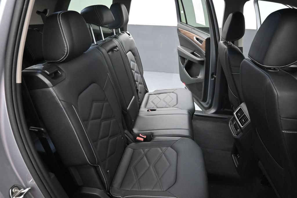 Used 2025 Volkswagen Atlas SE FWD image 22