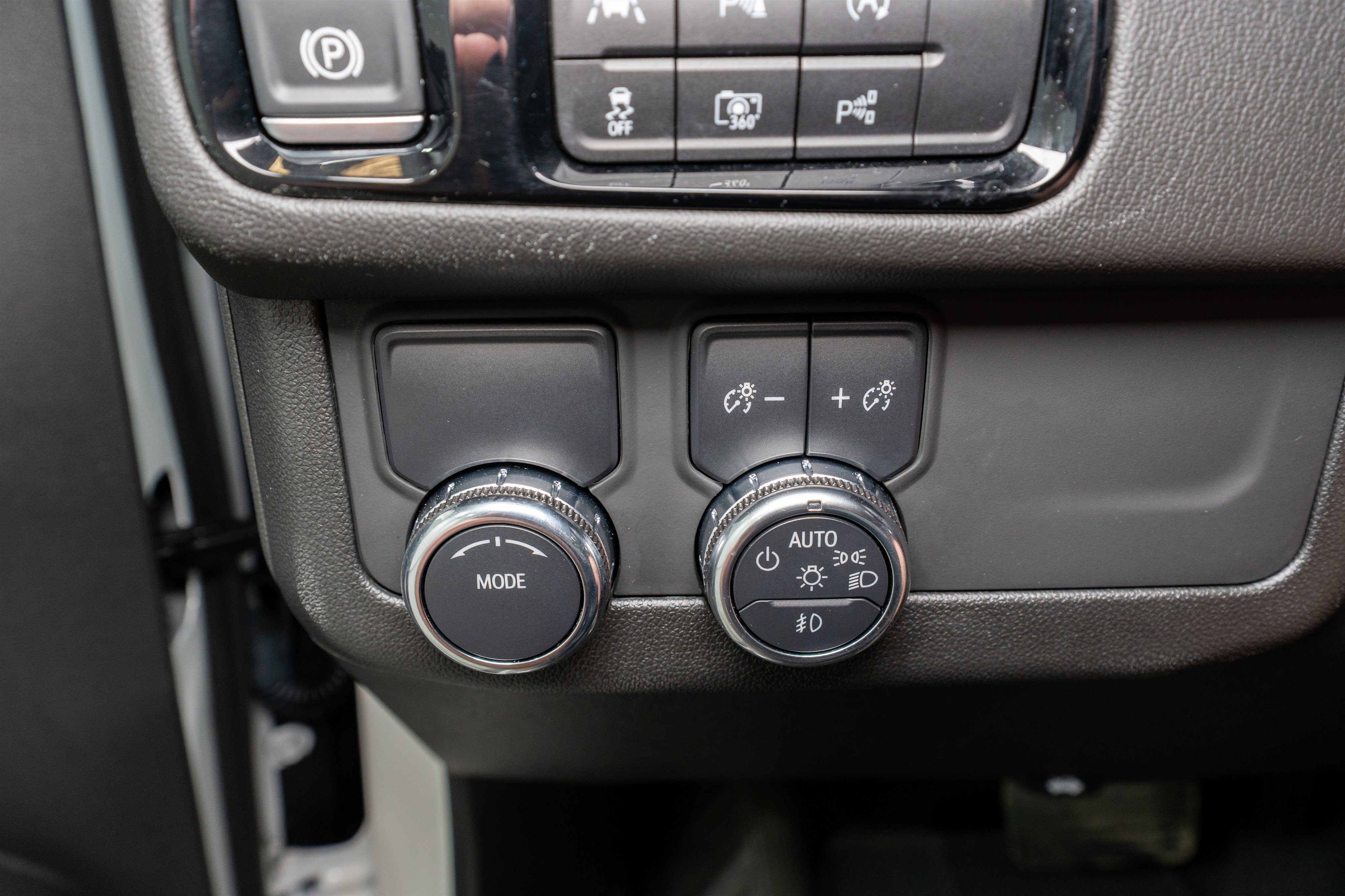 Used 2025 GMC Yukon Denali RWD image 32
