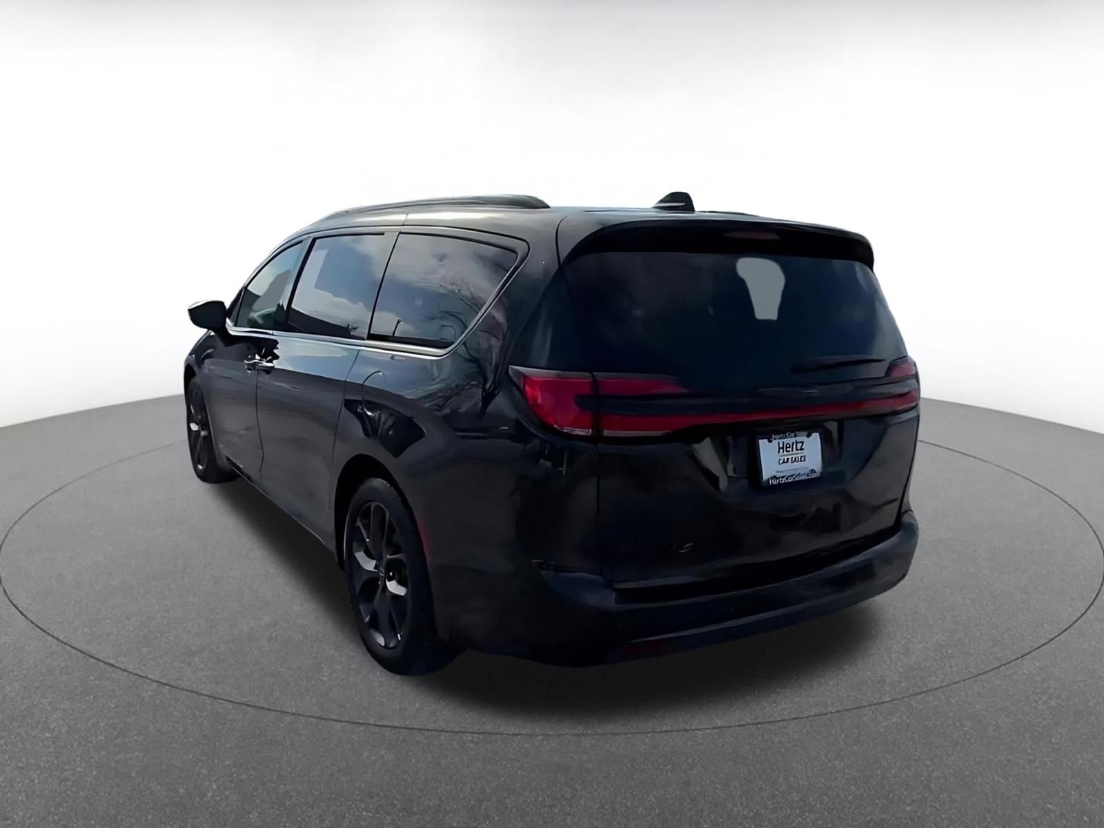Used 2025 Chrysler Pacifica Limited image 11