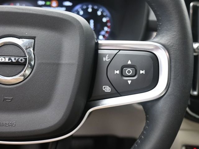 Used 2020 Volvo XC40 T5 Momentum w/ Premium Package image 16