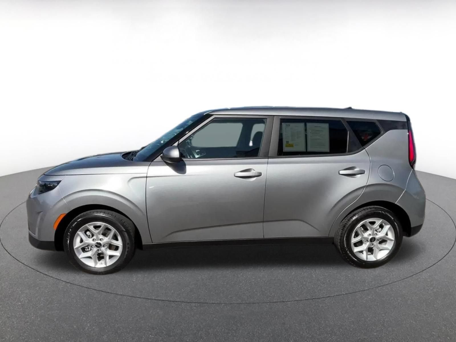 Used 2025 Kia Soul LX w/ LX Technology Package FWD image 9