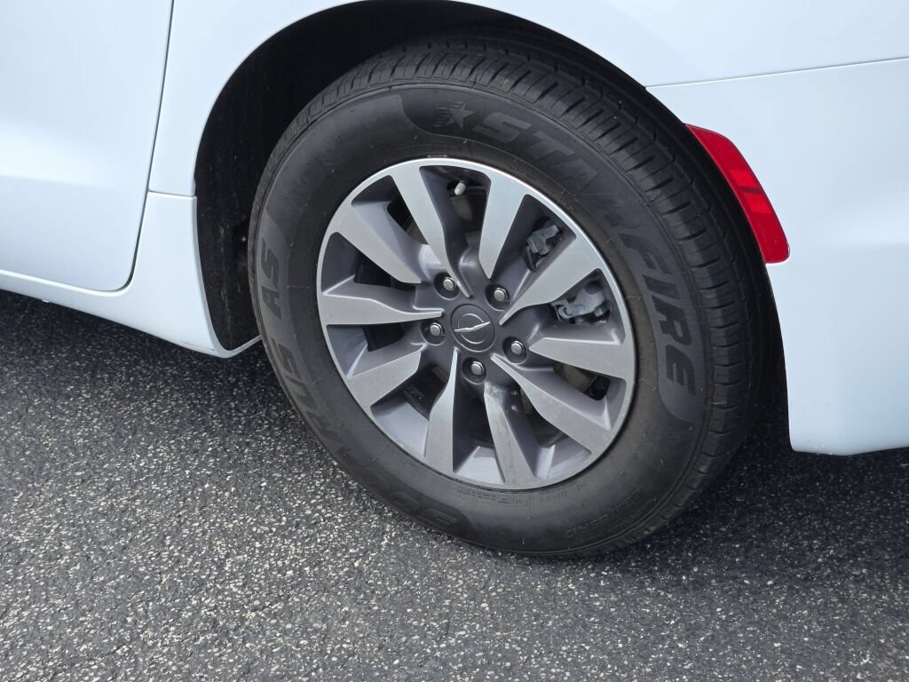 Used 2024 Chrysler Pacifica Limited FWD image 19