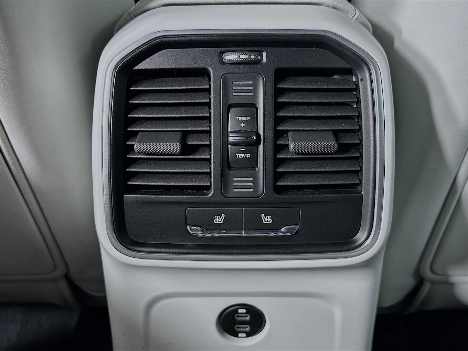 Certified 2025 Porsche Macan image 27