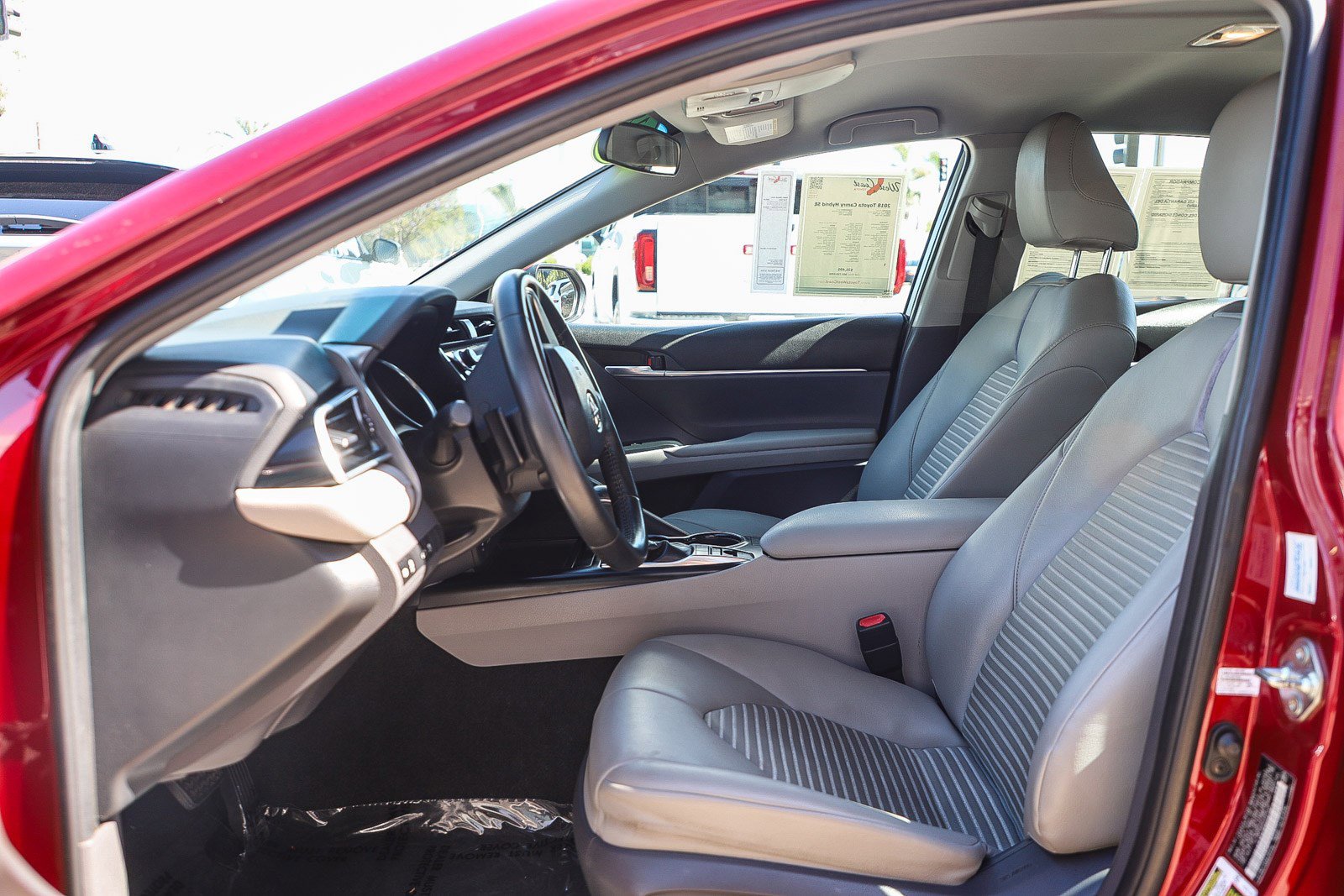 Used 2018 Toyota Camry SE FWD image 19