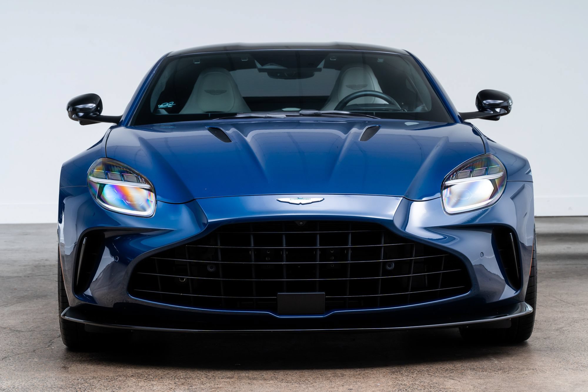 Used 2025 Aston Martin V8 Vantage Coupe RWD image 3
