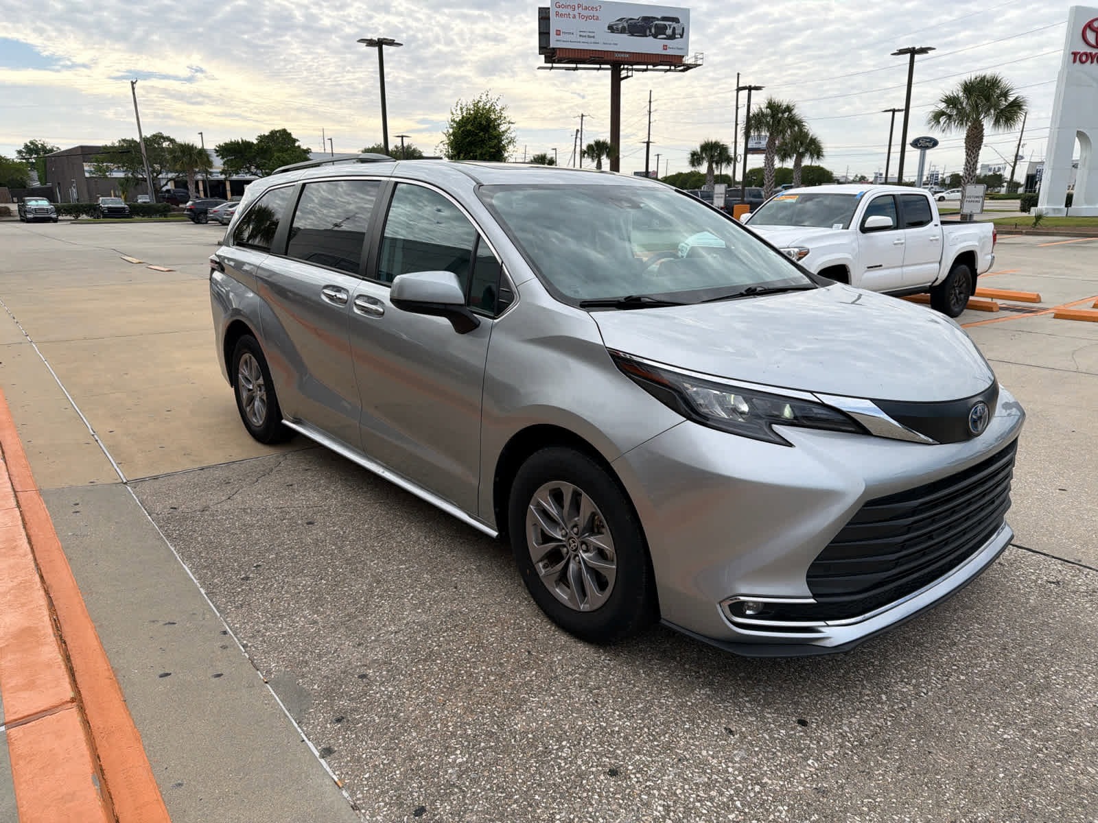 Used 2024 Toyota Sienna XLE FWD image 9