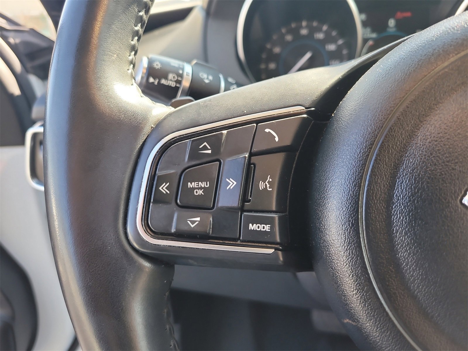 Used 2020 Jaguar F-PACE Premium image 28