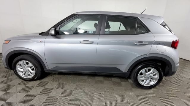 Used 2025 Hyundai Venue SE FWD image 8