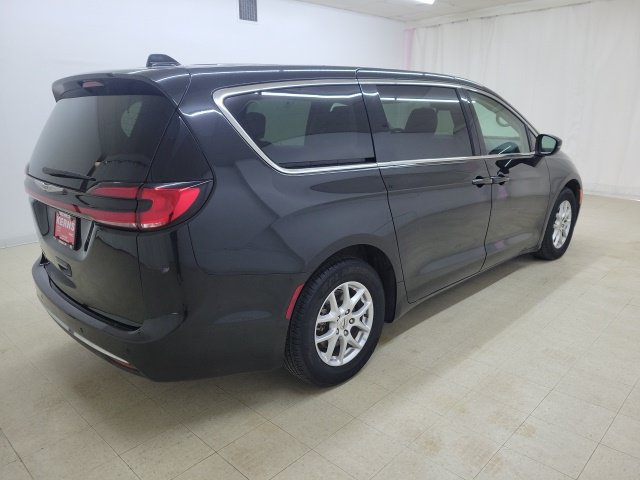 Used 2023 Chrysler Pacifica Touring-L FWD image 6