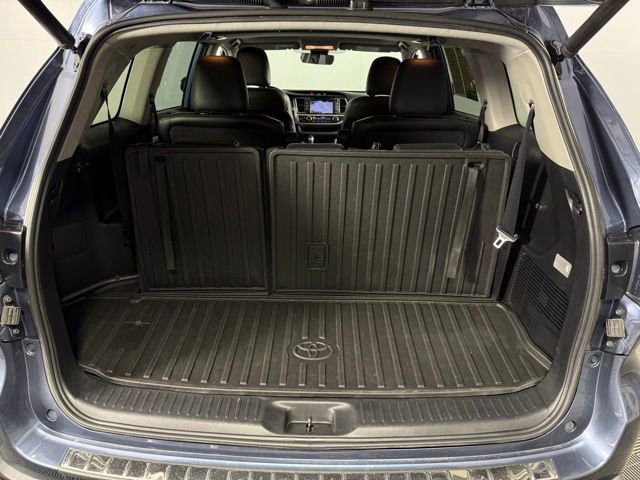 Used 2019 Toyota Highlander XLE image 27