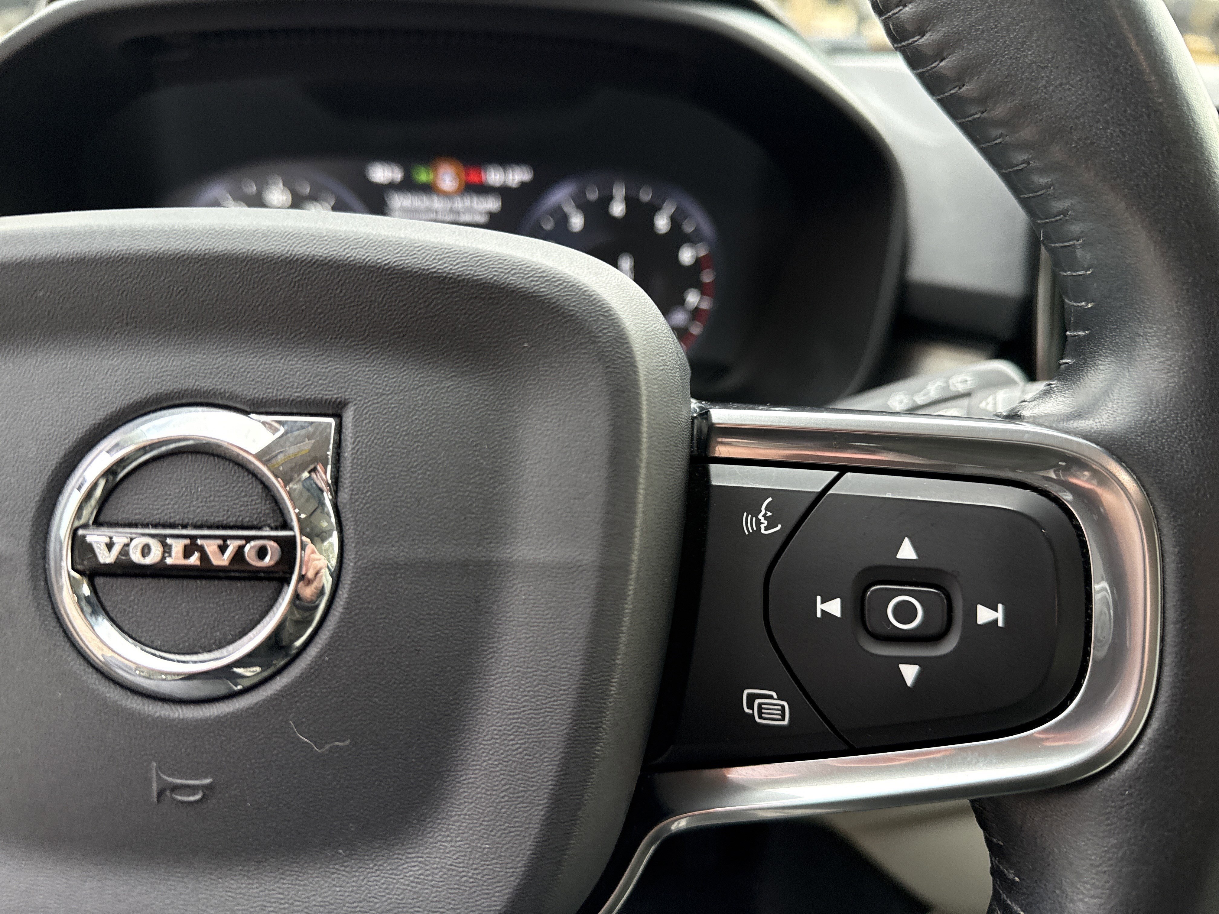 Used 2019 Volvo XC40 T5 Momentum image 25