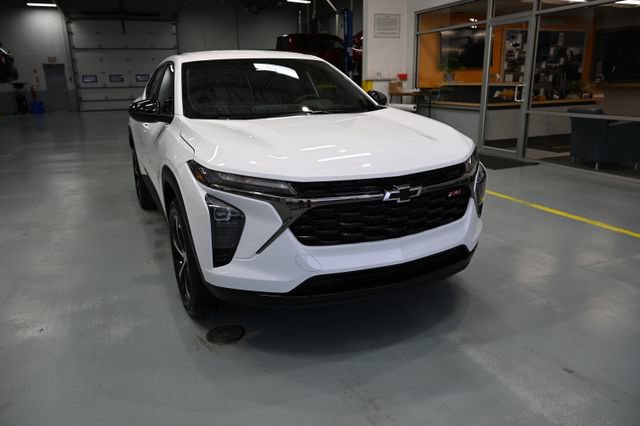 New 2026 Chevrolet Trax RS w/ Driver Confidence Package image 2