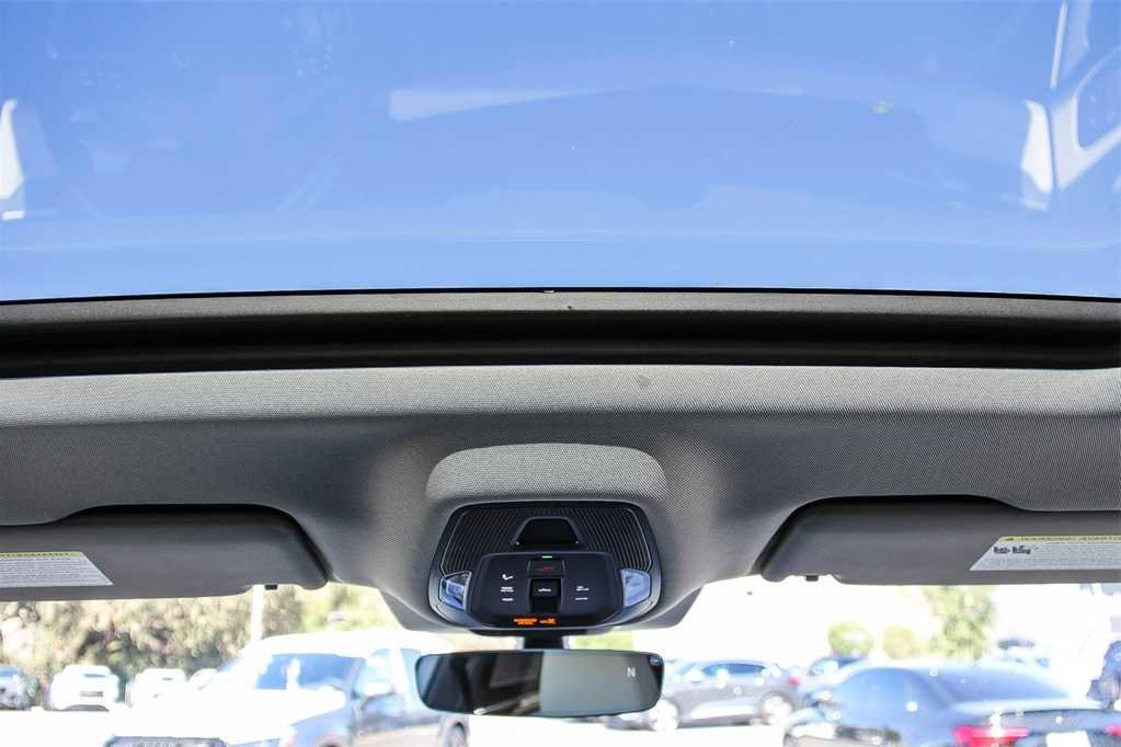 Used 2025 Audi Q6 e-tron Premium Plus image 12