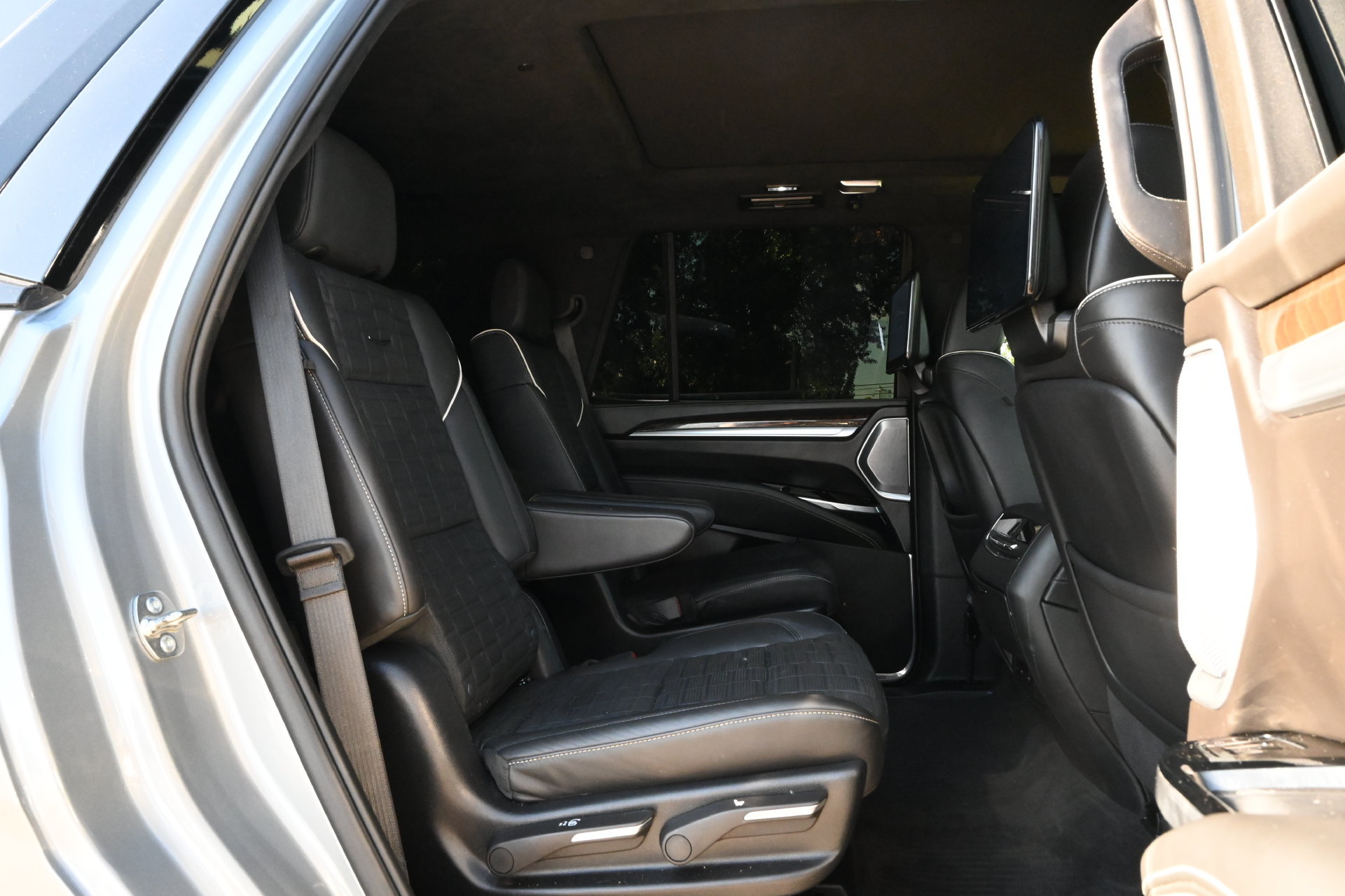 Certified 2025 Cadillac Escalade Sport Platinum w/ LPO, ONYX Package AWD/4WD image 22