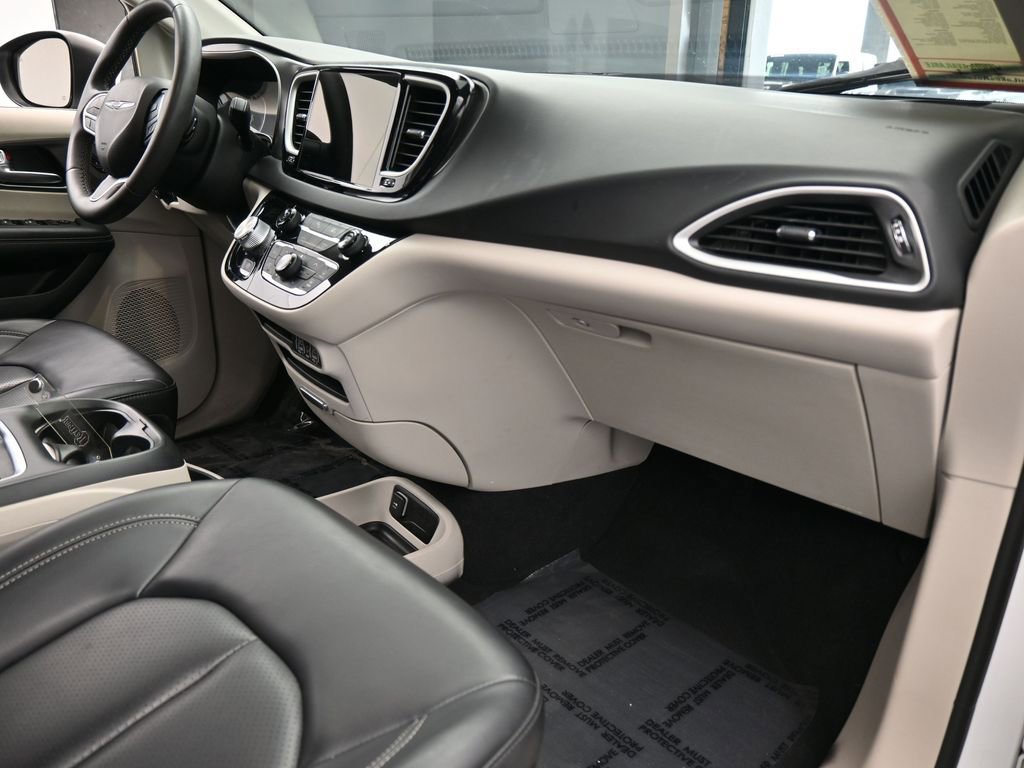 Used 2023 Chrysler Pacifica Touring-L image 45
