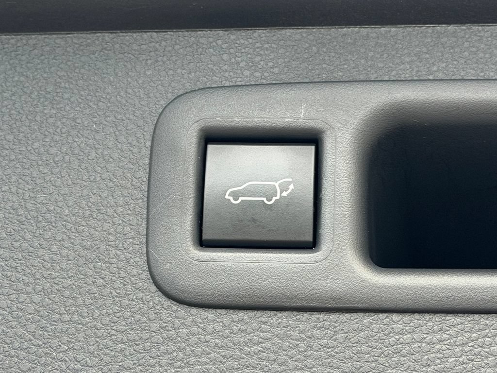 Used 2023 Toyota Highlander XLE FWD image 20