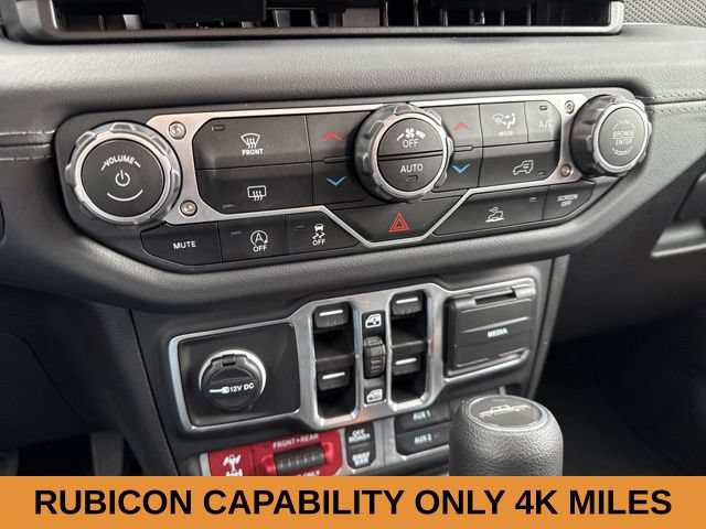 Used 2025 Jeep Gladiator Rubicon w/ Technology Group AWD/4WD image 13