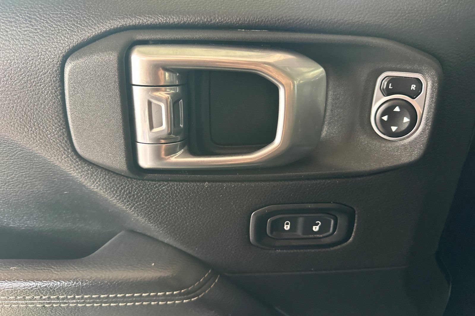 Used 2021 Jeep Wrangler Unlimited Sahara AWD/4WD image 11