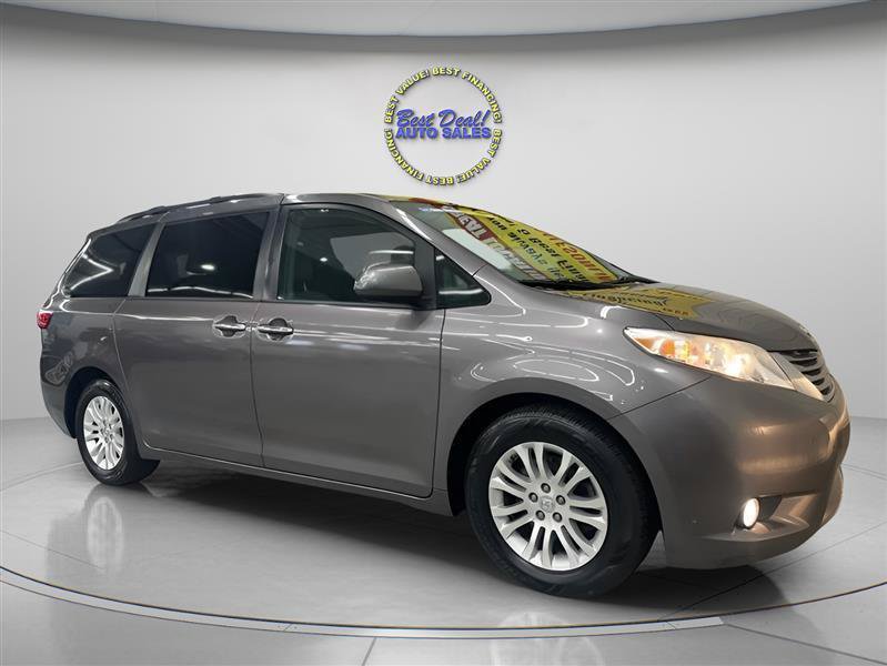 Used 2017 Toyota Sienna XLE w/ XLE Navigation Package FWD image 7