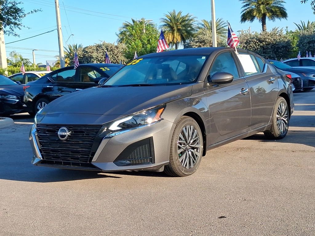 Used 2025 Nissan Altima 2.5 SV w/ SV Premium Package image 3