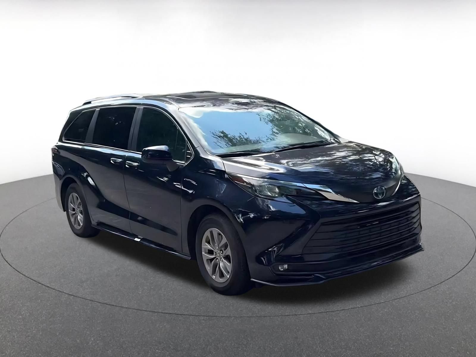 Used 2025 Toyota Sienna XLE FWD image 3