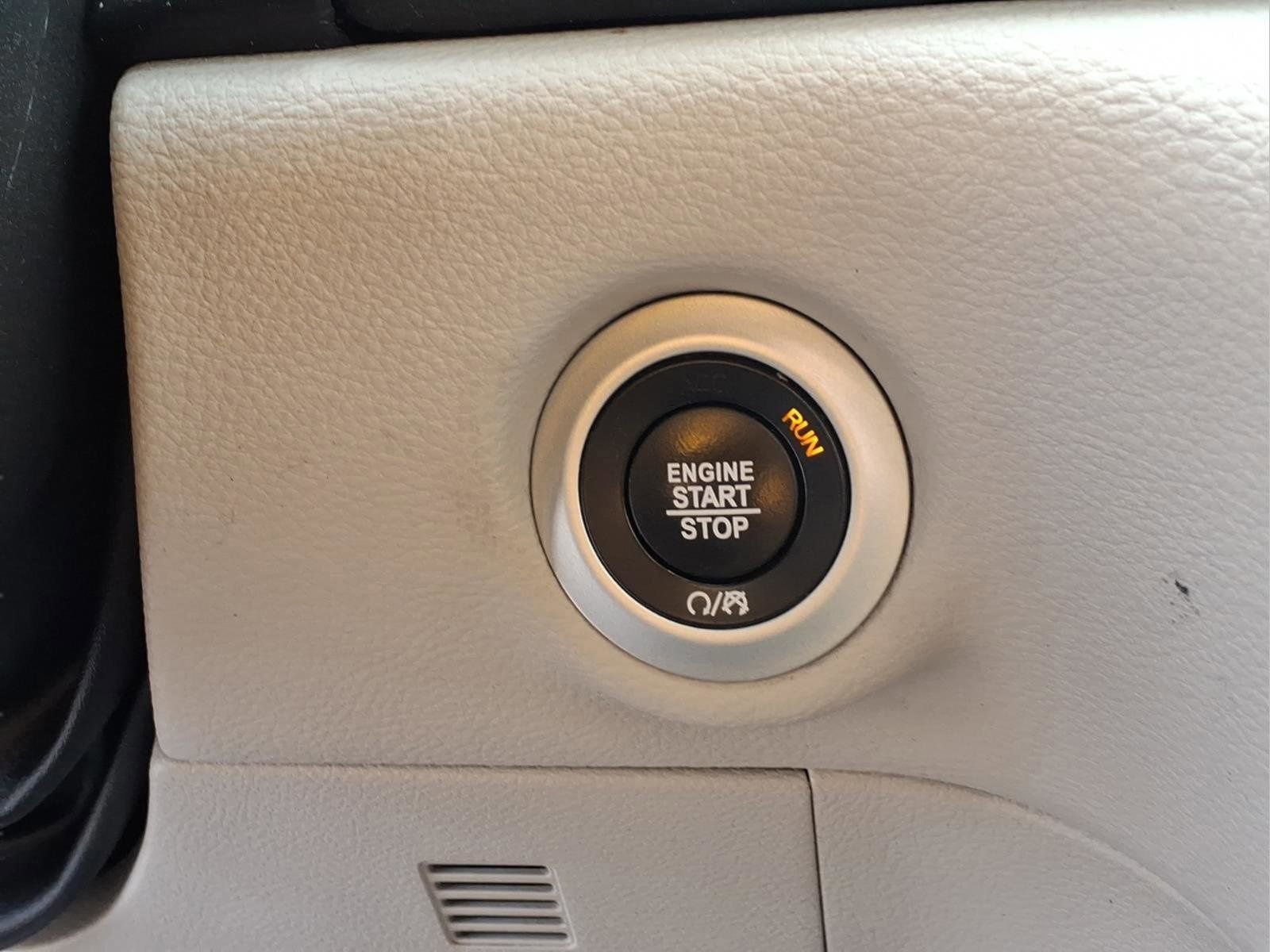 Used 2023 Chrysler Pacifica Touring-L image 11