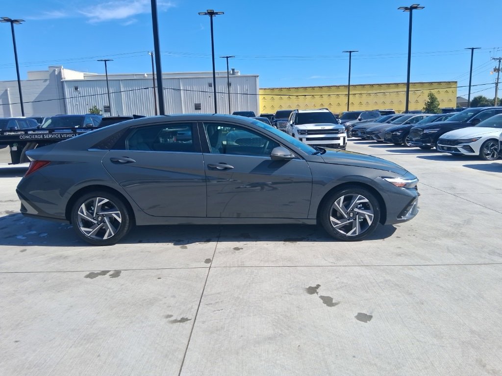 New 2025 Hyundai Elantra Limited image 4