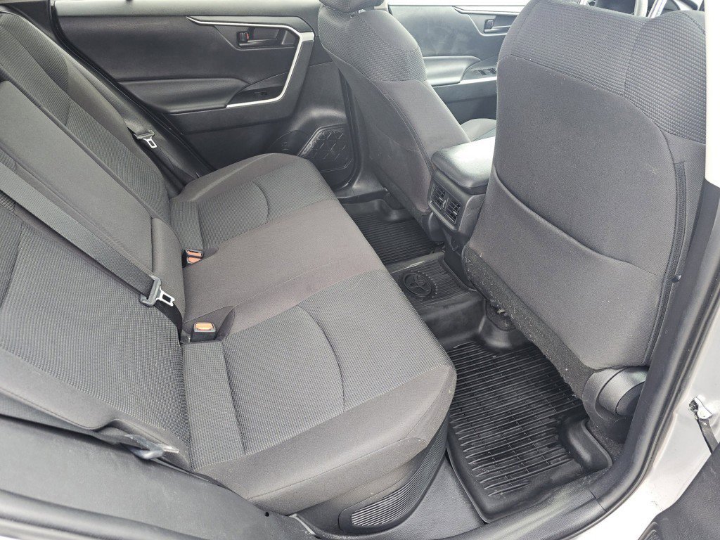 Used 2021 Toyota RAV4 LE image 5