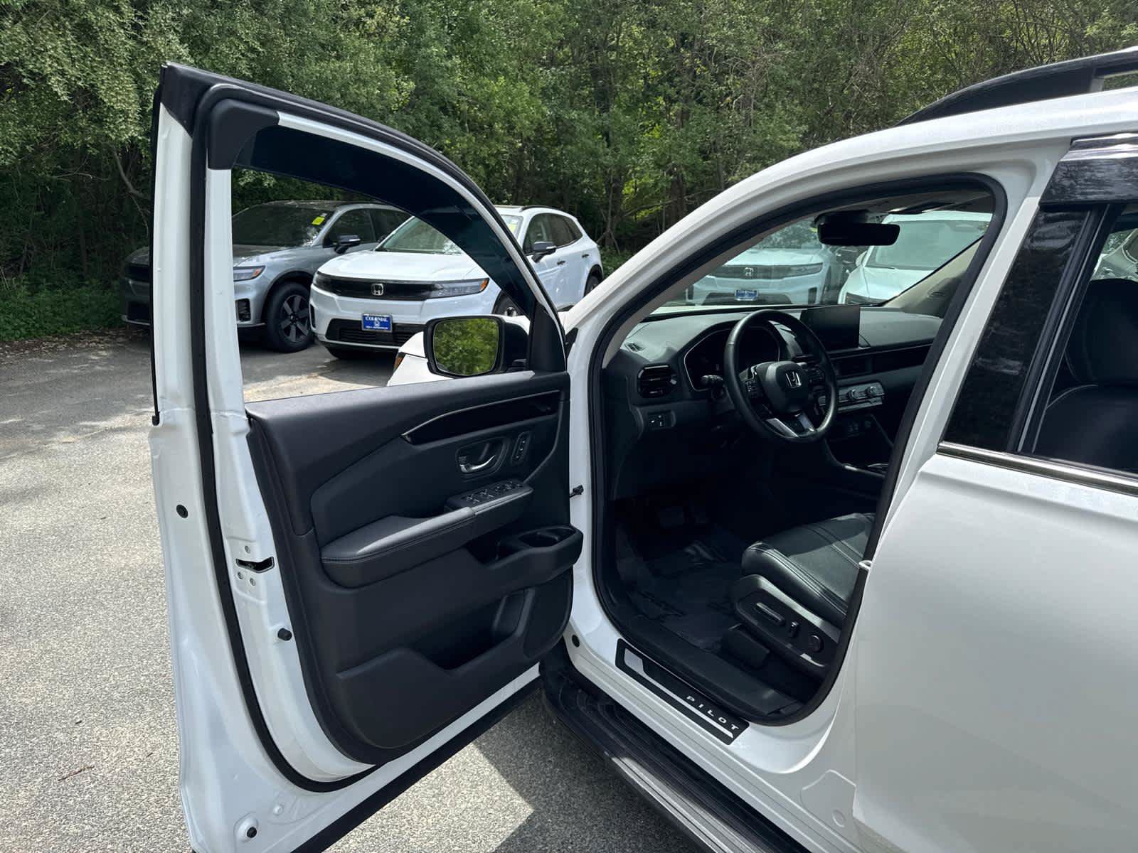 Used 2025 Honda Pilot Elite image 12