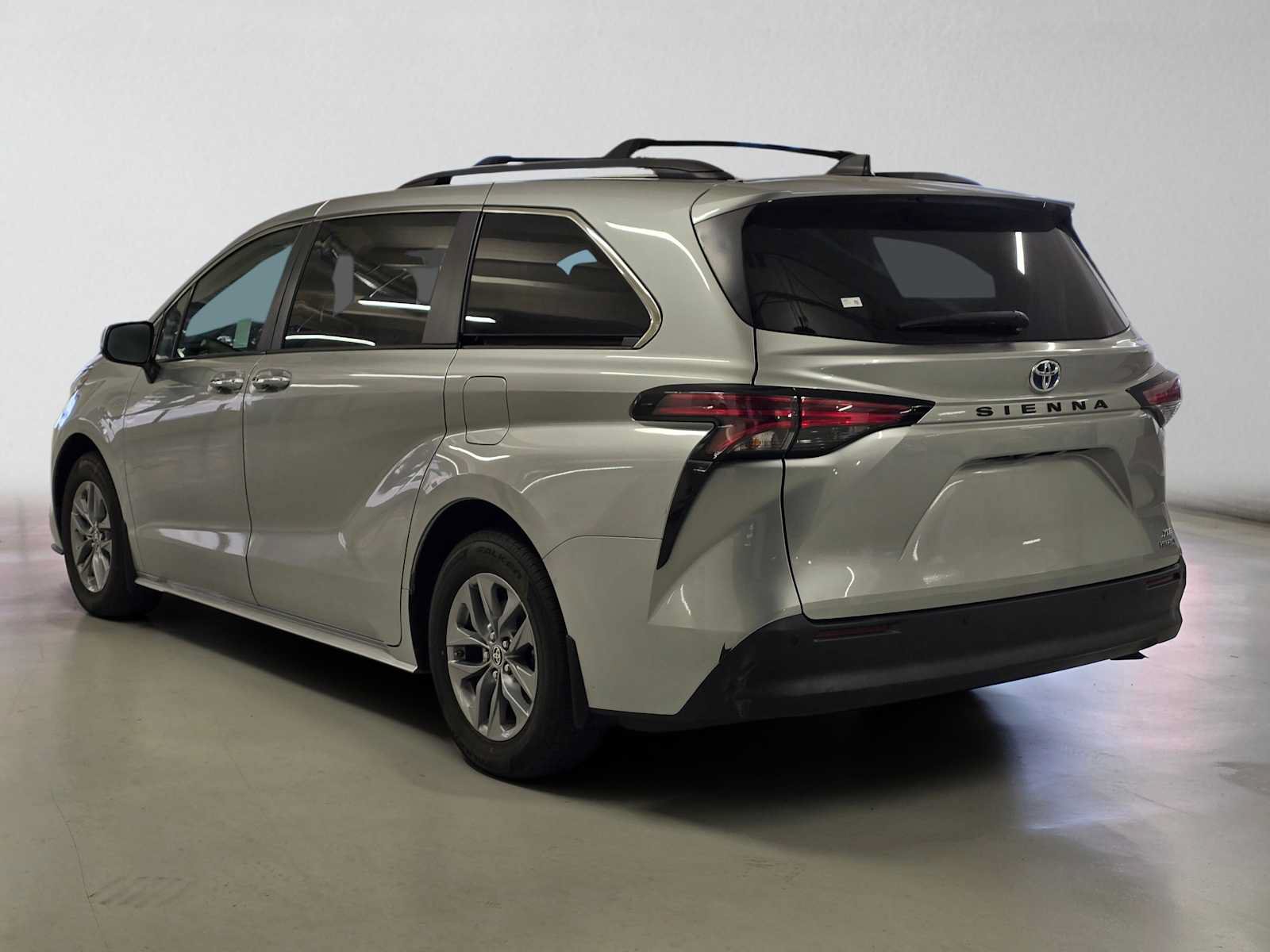 Used 2021 Toyota Sienna XLE w/ XLE Plus Package FWD image 4