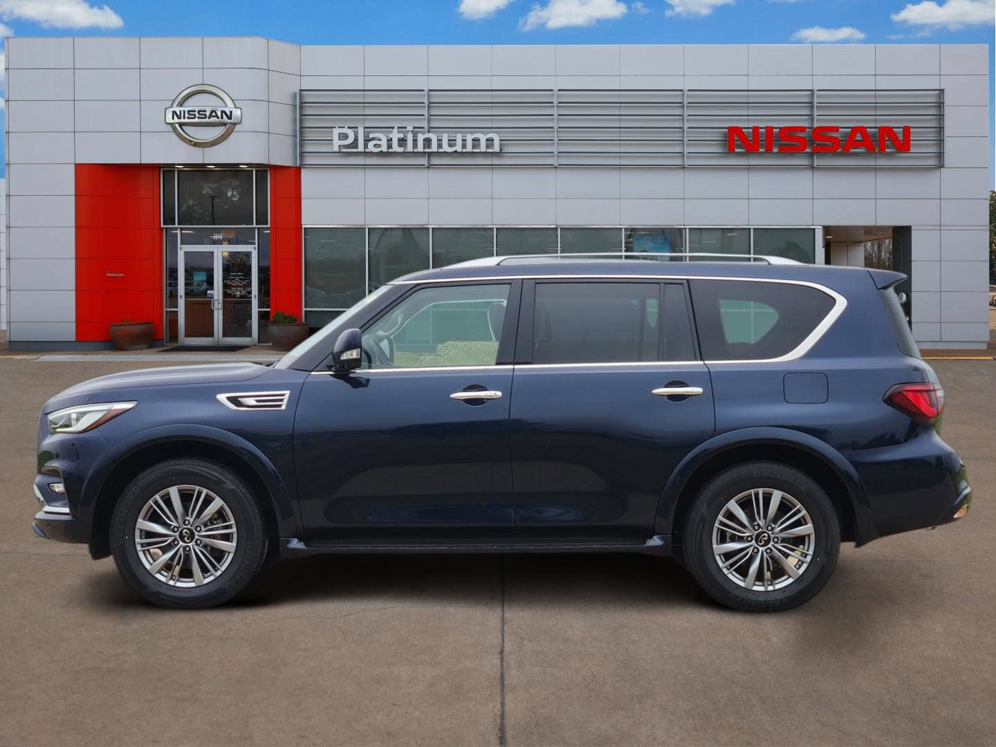 Used 2024 INFINITI QX80 Luxe RWD image 3