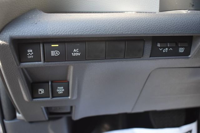 Used 2023 Toyota Sienna Limited image 27