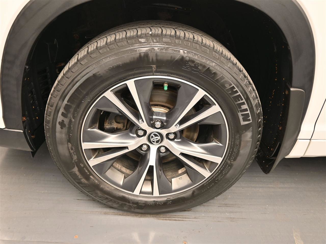 Used 2016 Toyota Highlander XLE AWD/4WD image 18