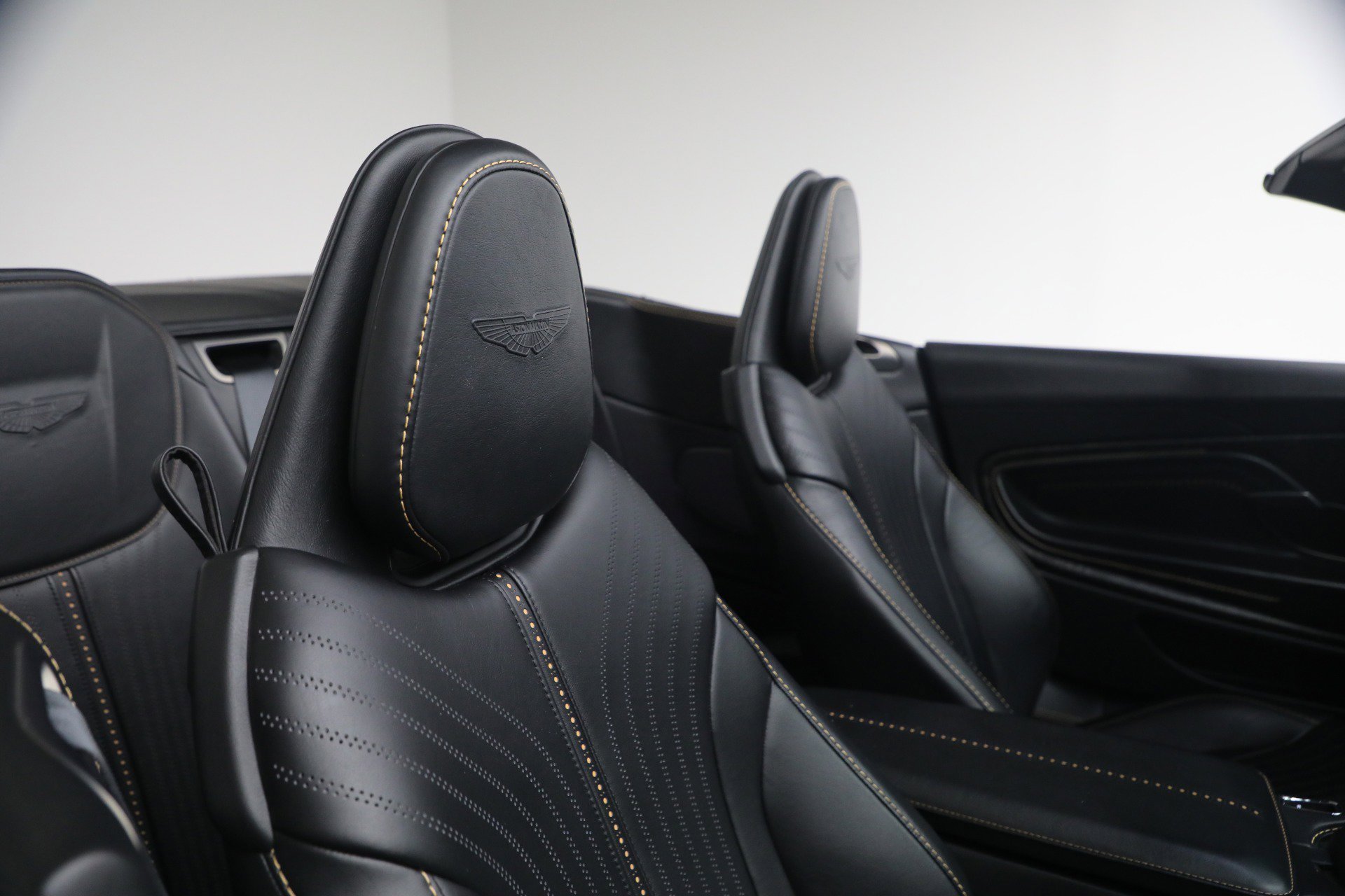 Used 2020 Aston Martin DB11 Volante image 38