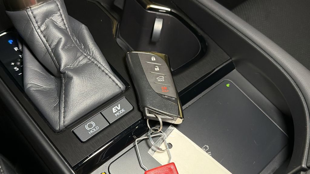 Used 2025 Lexus ES 300h w/ Premium Package image 33