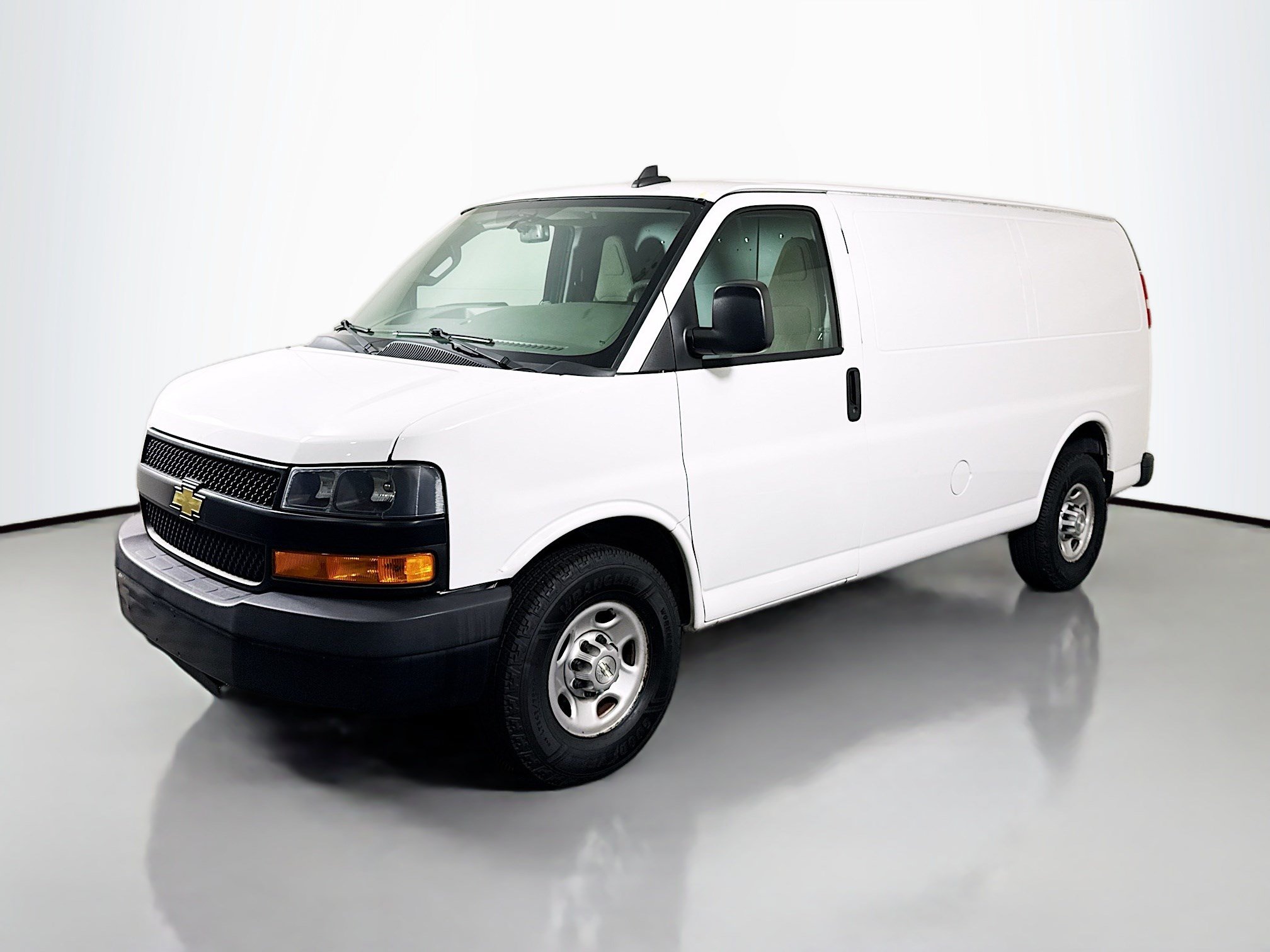 Used 2021 Chevrolet Express 2500 RWD image 4