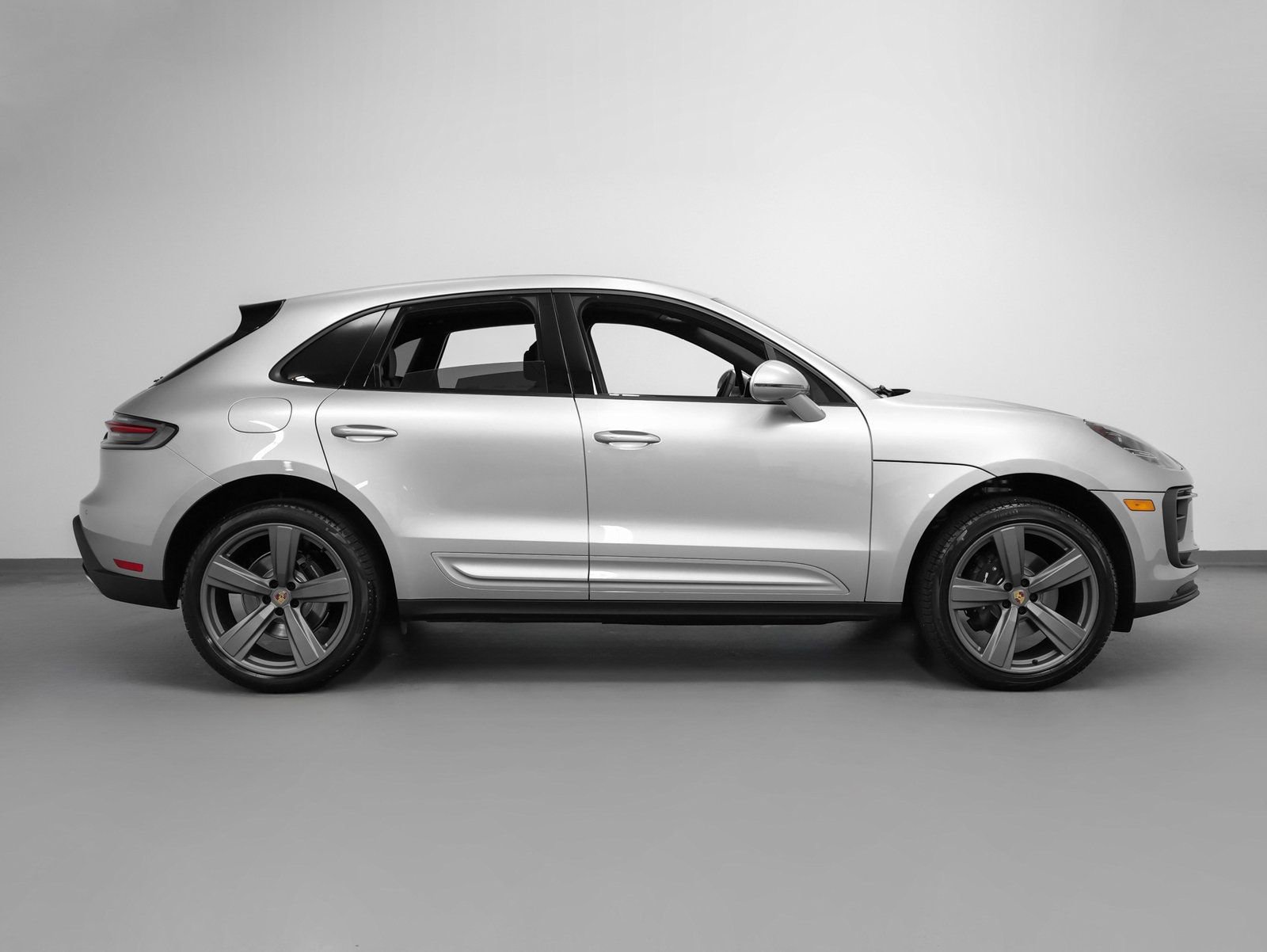 Certified 2025 Porsche Macan image 13