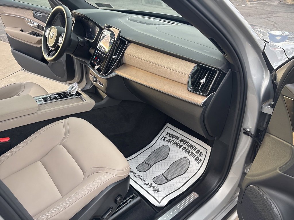 Certified 2025 Volvo XC90 B6 Plus image 42