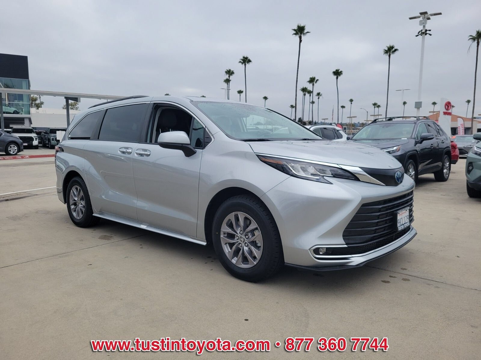 Certified 2023 Toyota Sienna XLE FWD image 2