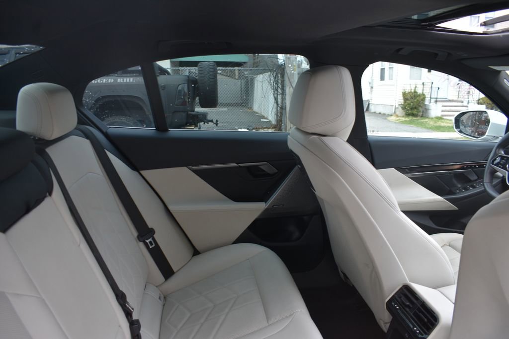 Used 2024 BMW i5 eDrive40i image 26