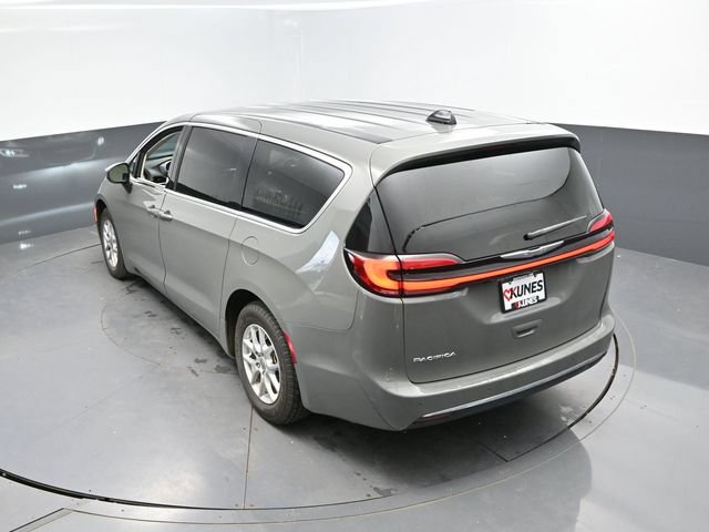 Used 2023 Chrysler Pacifica Touring-L FWD image 43