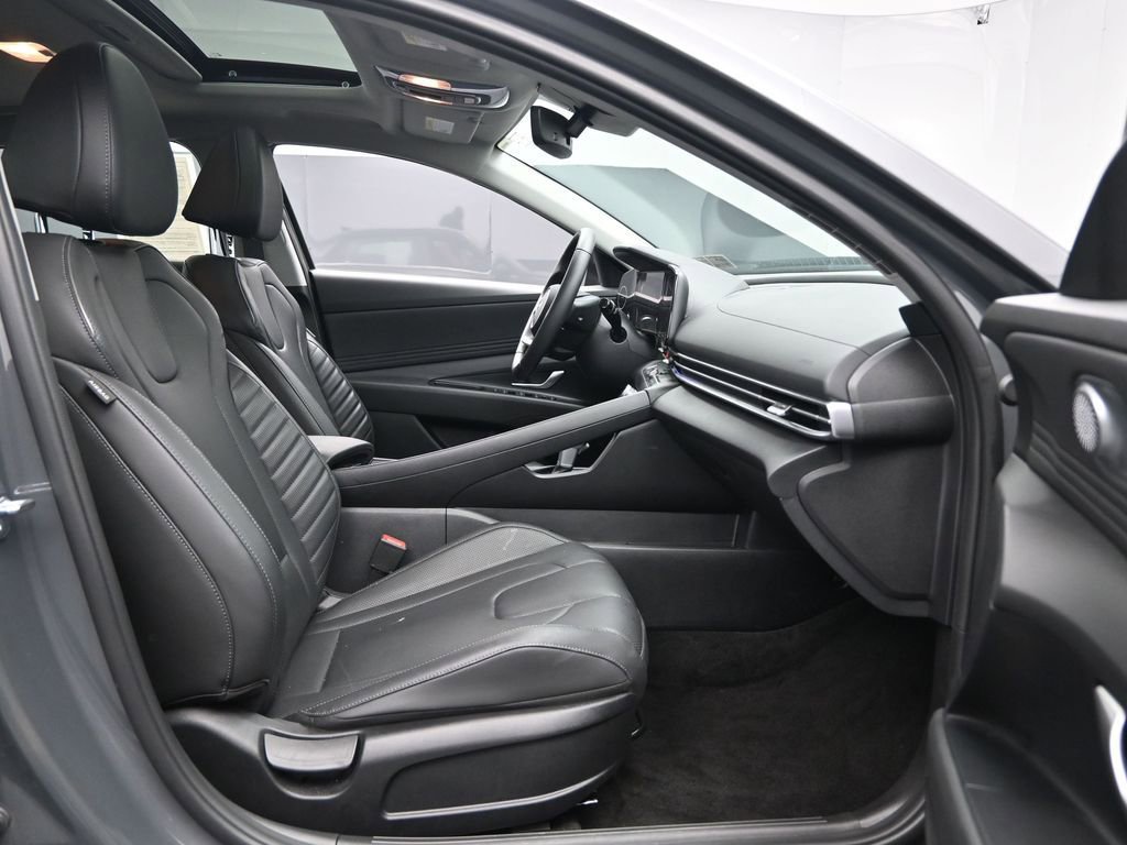 Used 2025 Hyundai Elantra Limited FWD image 30