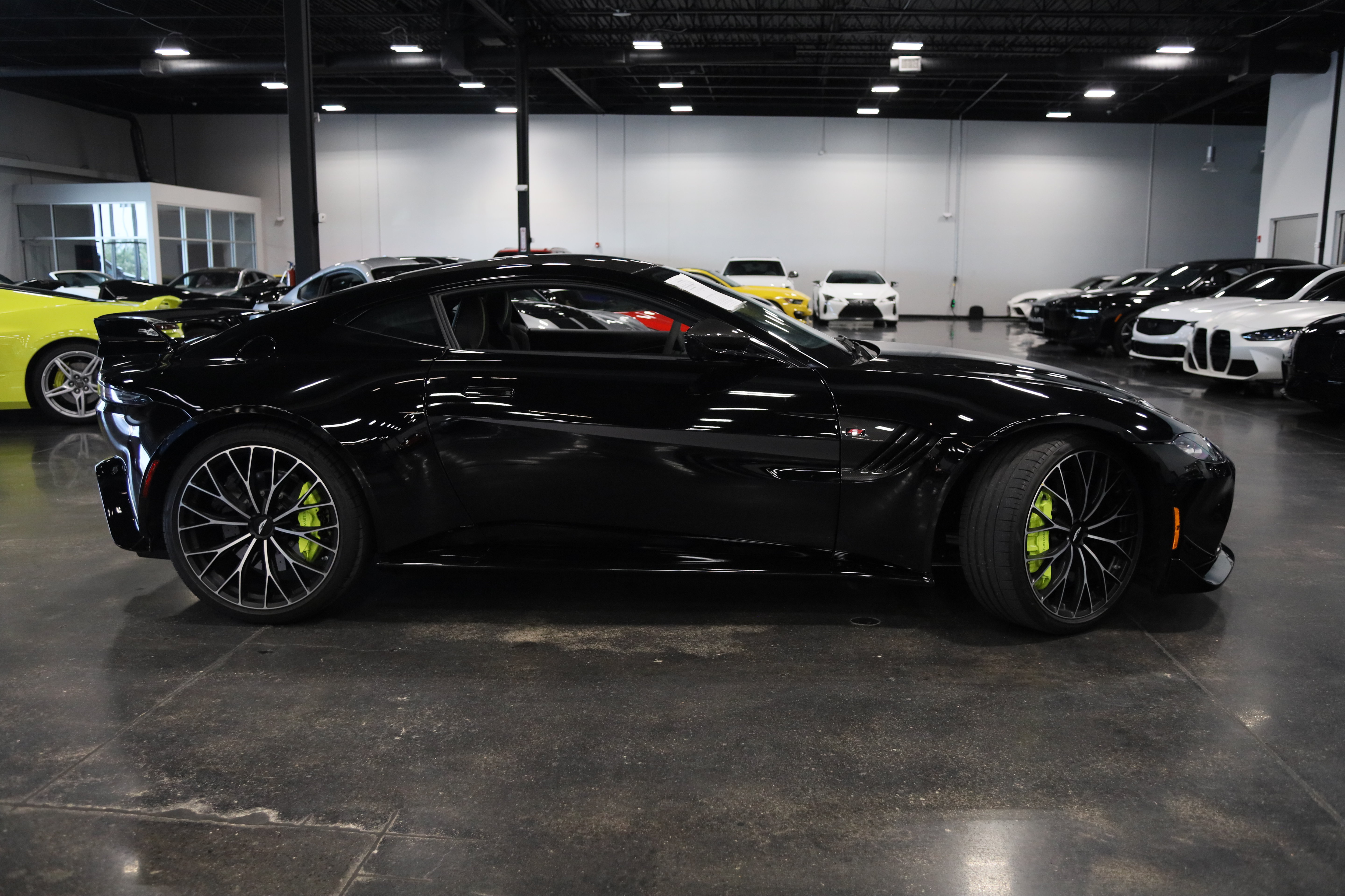 Used 2023 Aston Martin V8 Vantage Coupe RWD image 8