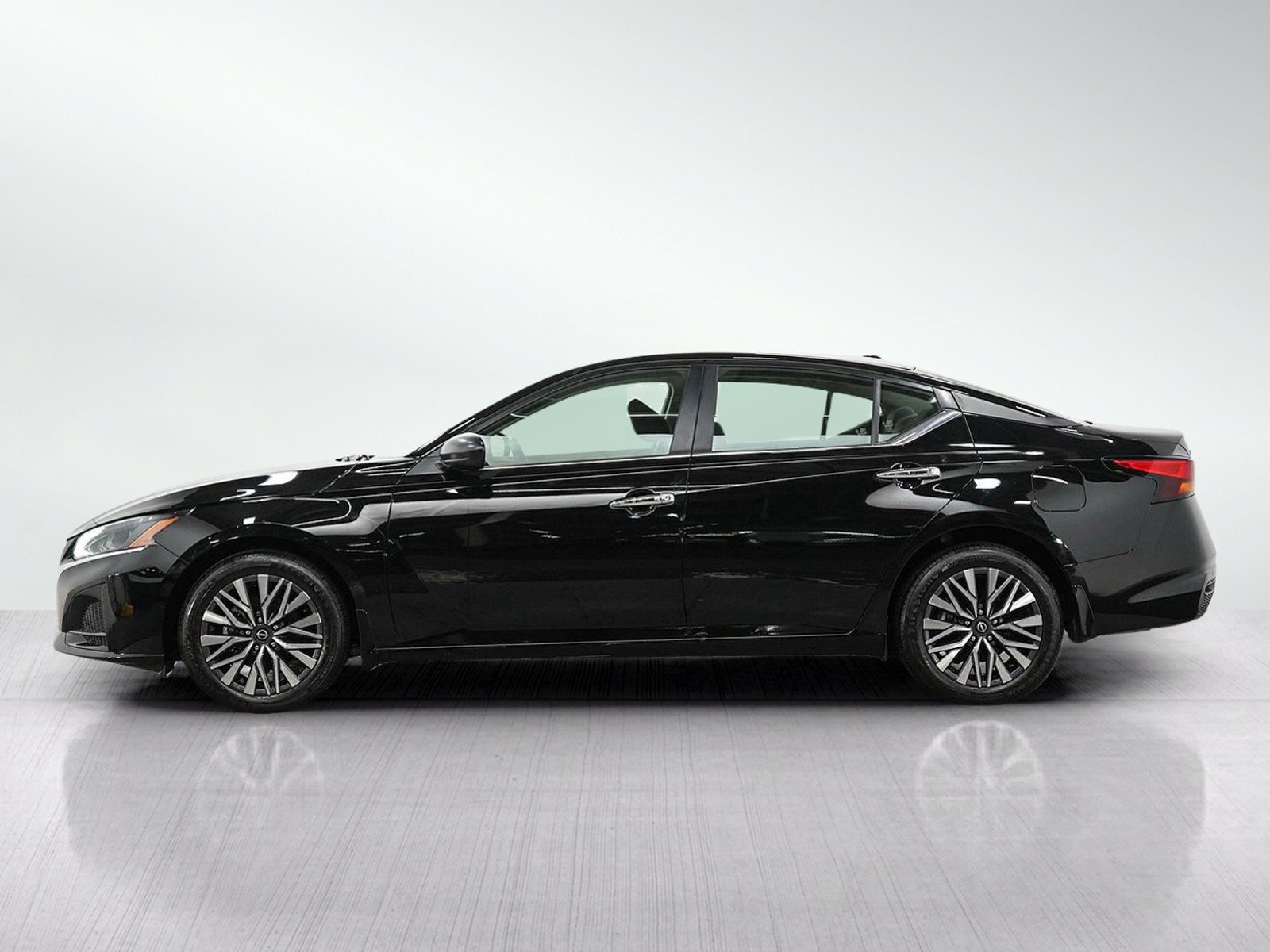 Used 2024 Nissan Altima 2.5 SV AWD/4WD image 2